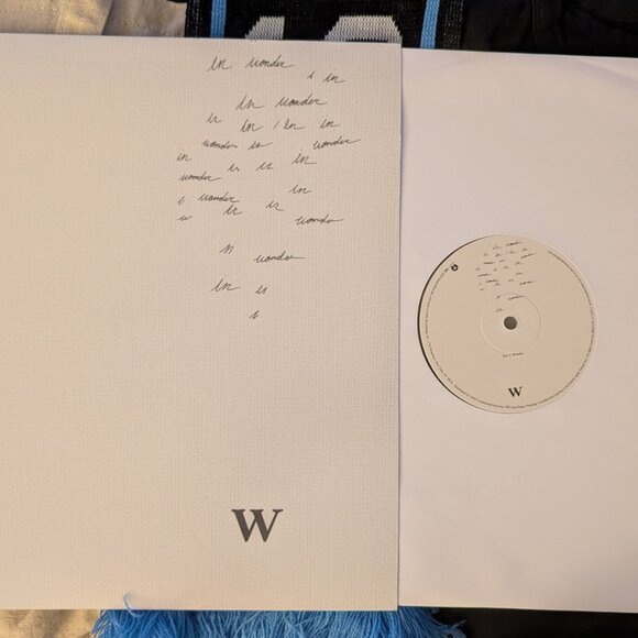 SHAWN MENDES PRIZE PACK - Picture 6 of 10